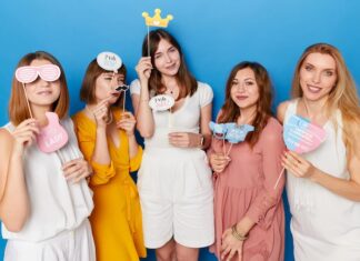 Команда девочек: название и девиз на 8 марта