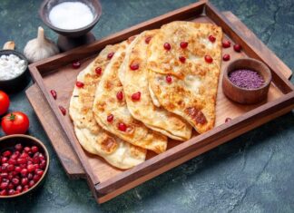 Жареные пироги с мясом на сковороде из дрожжевого теста