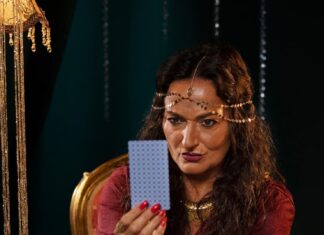 Значение карты Дама Треф в гадании на обычных картах