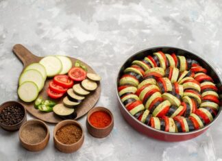 Жареные кабачки с помидорами и чесноком