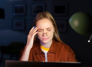 Примета: чешется левый глаз у женщин в воскресенье вечером