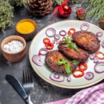 Мясные биточки с подливкой на сковороде