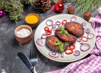 Мясные биточки с подливкой на сковороде