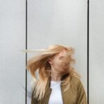 Как носить распущенные волосы, не мешая им