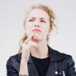 Приметы: чешется правая щека у женщины