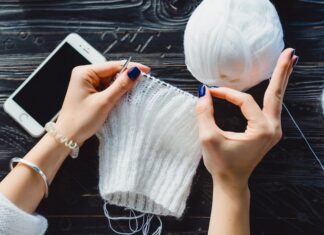 Новые модели вязаных спицами беретов со схемами и описанием