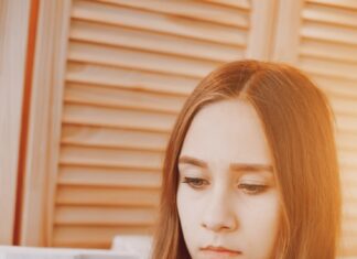 Заголовок: Как продолжить разговор с девушкой после приветствия в интернете