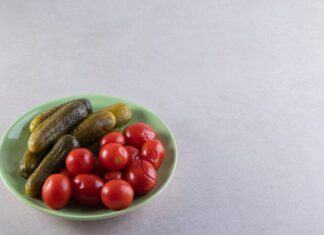 Зимний салат из огурцов, помидоров и перца