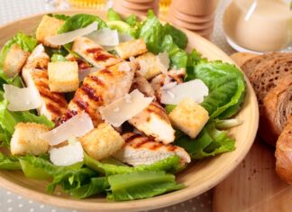 Салат с курицей и ананасами: рецепт