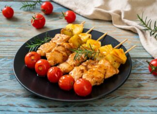 Куриные шашлычки на шпажках в духовке с картошкой