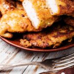 Куриные грудки в панировке на сковороде