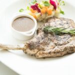 Сочная свиная отбивная на сковороде