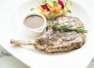 Сочная свиная отбивная на сковороде