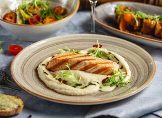 Рыба со шпинатом и сливками на сковороде