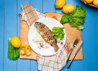 Скумбрия в духовке: фольга, лимон и картошка