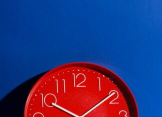 Время на часах: 22:23