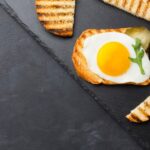 Жареный бутерброд с яйцом, колбасой и сыром