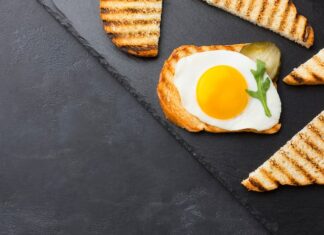 Жареный бутерброд с яйцом, колбасой и сыром