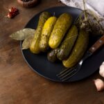 Малосольные огурцы в пакете с чесноком и укропом