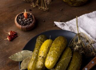 Малосольные огурцы в пакете с чесноком и укропом