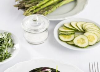 Огуречный салат с яйцом и колбасой