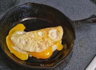 Пышный омлет на сковороде с молоком