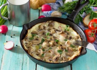 Грибы жареные с луком и сметаной