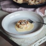 Творожные завитушки в сметанной заливке: пошаговый рецепт