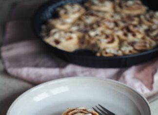 Творожные завитушки в сметанной заливке: пошаговый рецепт