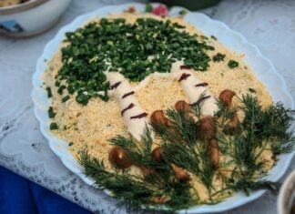 Гнездо глухаря с копченой курицей и свежим огурцом