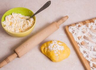 Тесто для пирожков на кефире и дрожжах в духовке