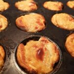 Жареные пирожки с яйцом и луком на сковороде