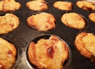 Жареные пирожки с яйцом и луком на сковороде