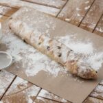 Дрожжевое тесто на кефире для сосисок в тесте