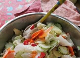 Капустно-огуречный салат с уксусом