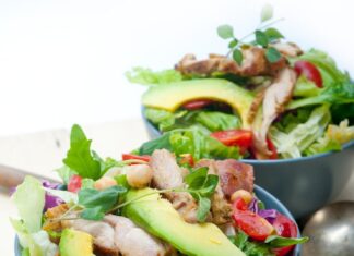 Простой и вкусный салат с авокадо и морепродуктами