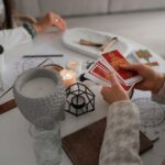 Пятерка пентаклей в отношениях и любви: значение в Таро