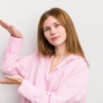 Тыльная сторона левой руки у девушки: народные приметы