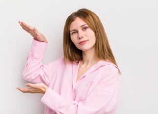 Тыльная сторона левой руки у девушки: народные приметы