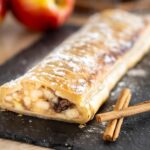 Яблочный штрудель из бездрожжевого слоеного теста