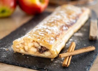 Яблочный штрудель из бездрожжевого слоеного теста