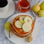 Пышные оладушки с яблоком на кефире: рецепт