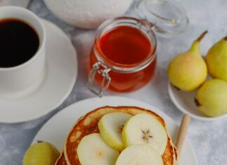 Пышные оладушки с яблоком на кефире: рецепт