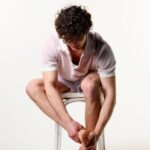 Чешется правая стопа у мужчин в субботу: народные приметы