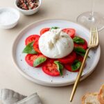 Закуска из помидоров с майонезом, чесноком и сыром