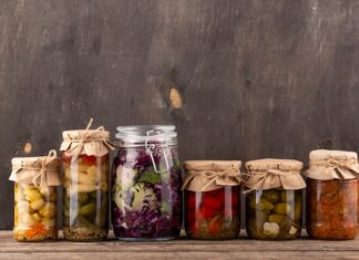 Зимний салат из огурцов и помидор в банках