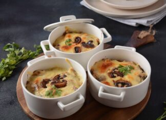 Жульен с грибами, курицей и сыром: рецепт