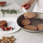 Жарка куриной печени с луком на сковороде