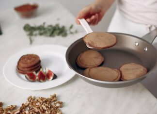 Жарка куриной печени с луком на сковороде