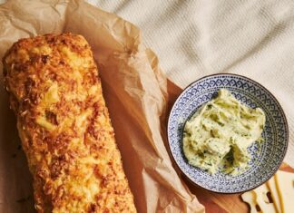 Кабачковый рулет с сыром и чесноком в духовке